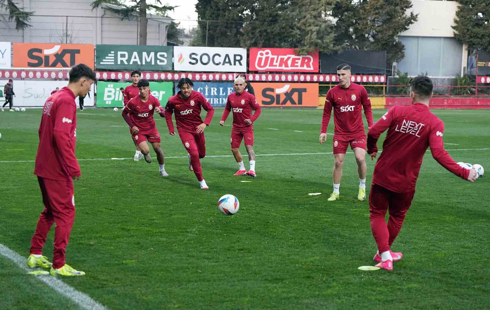 Ahmet Kutucu, Galatasaray formasıyla ilk antrenmanına çıktı
?v=1