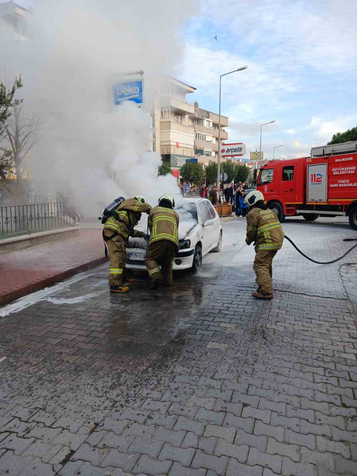 Balıkesir’de seyir halindeki iki araçta yangın çıktı
?v=1