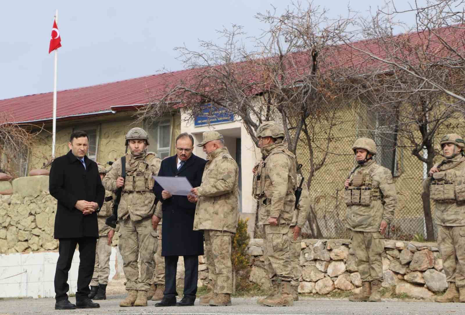 Siirt Valisi Kızılkaya, İğneli Jandarma Karakol Komutanlığında incelemelerde bulundu
?v=1