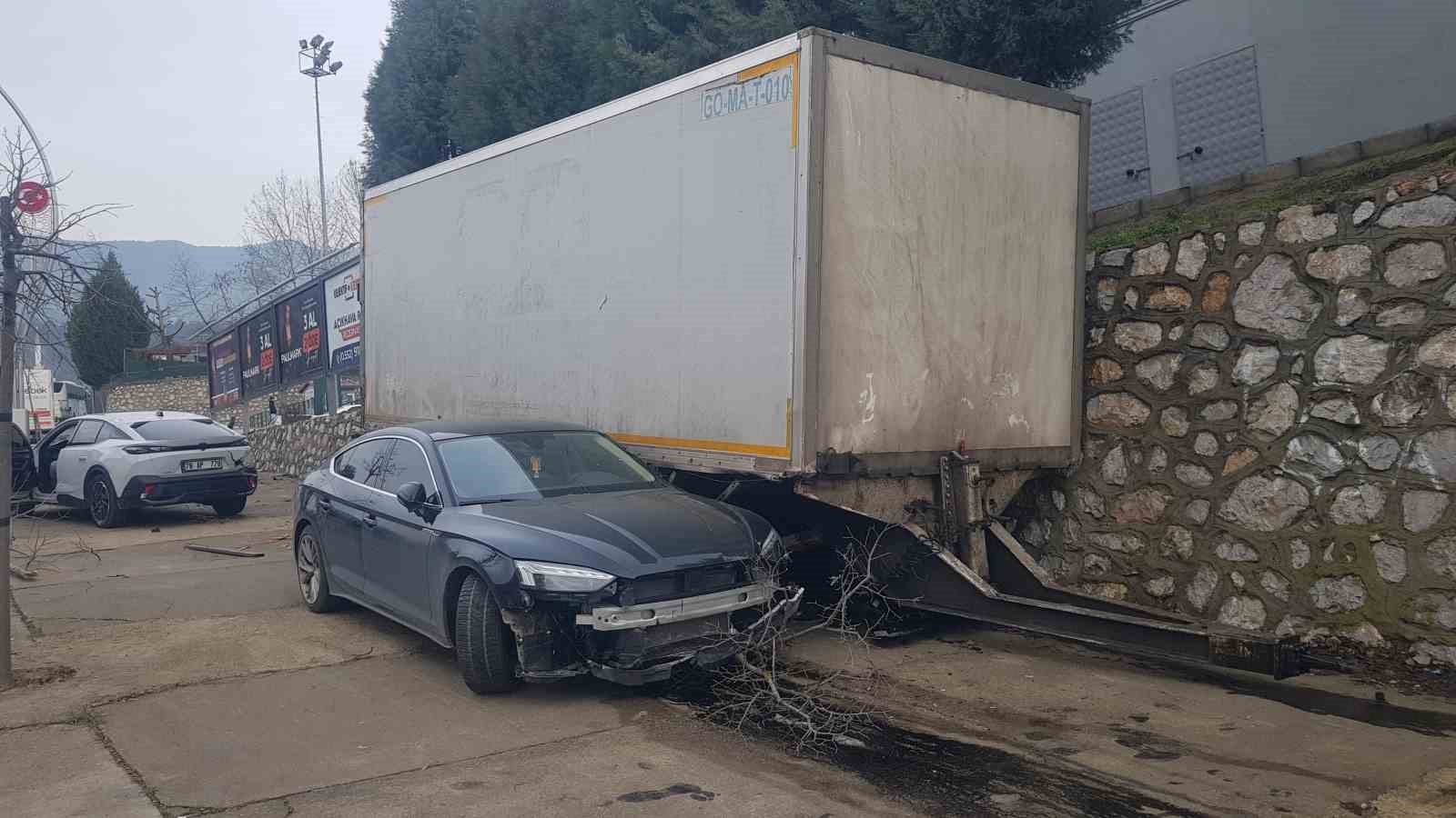 Kamyondan ayrılan dorse park halindeki otomobillere çarptı
