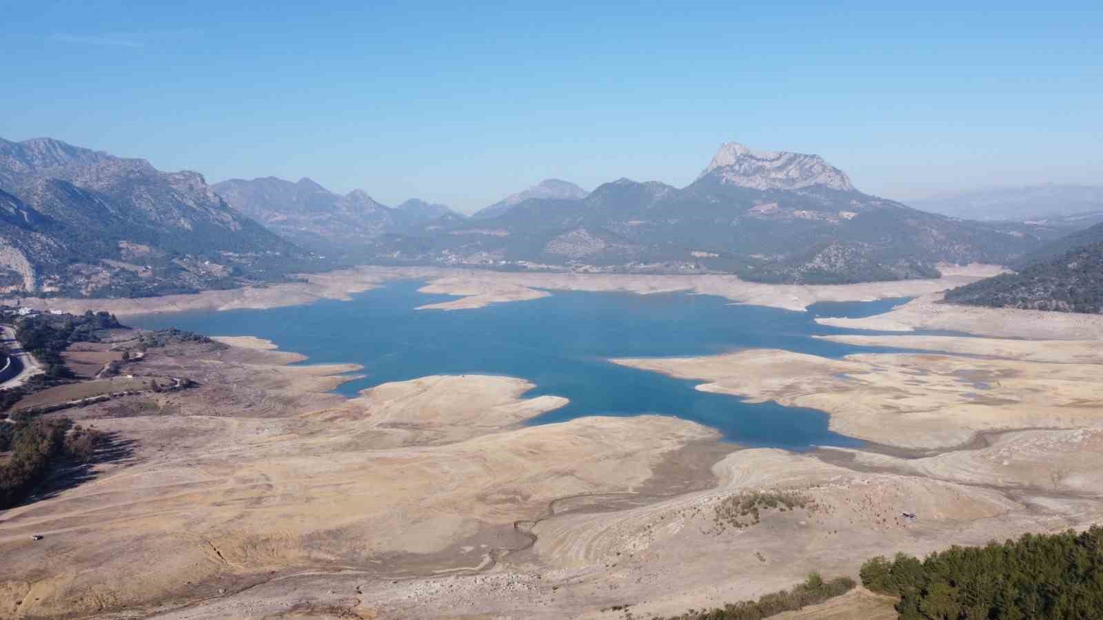 Adana’da sıcak hava ağaçları erken uyandırdı, barajlardaki korkutan seviye havadan görüntülendi
