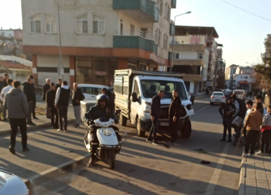 Batman’da hafif ticari araç ile otomobil çarpıştı: 1 yaralı
