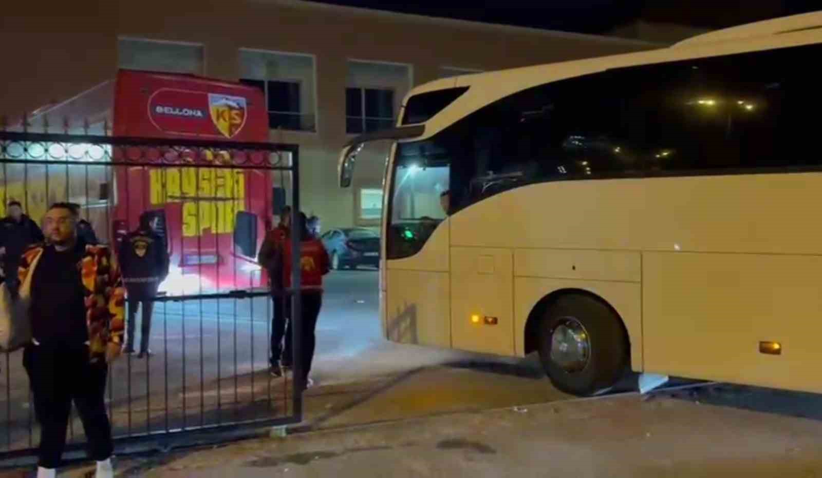 Kayserispor taraftarları tesislere giderek futbolcuları protesto etti
?v=1