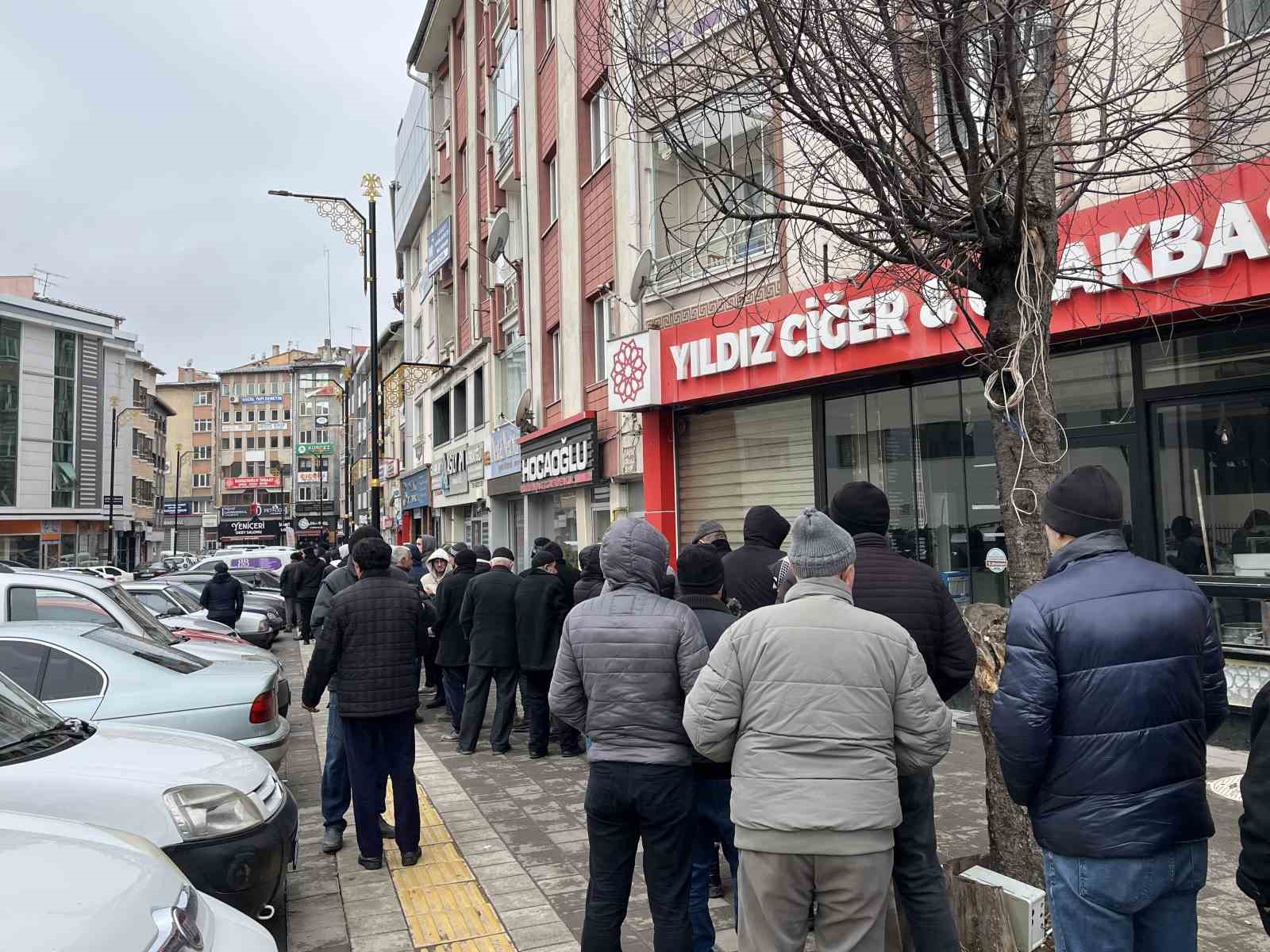 Zam söylentisi kuyruk oluşturdu
?v=1