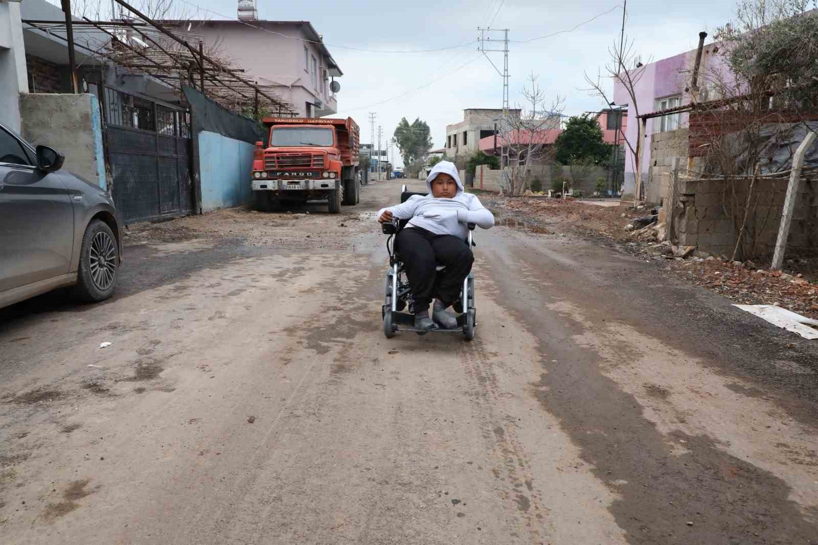 Akülü aracına kavuşan Enes’in ilk işi mahalleyi turlamak oldu
