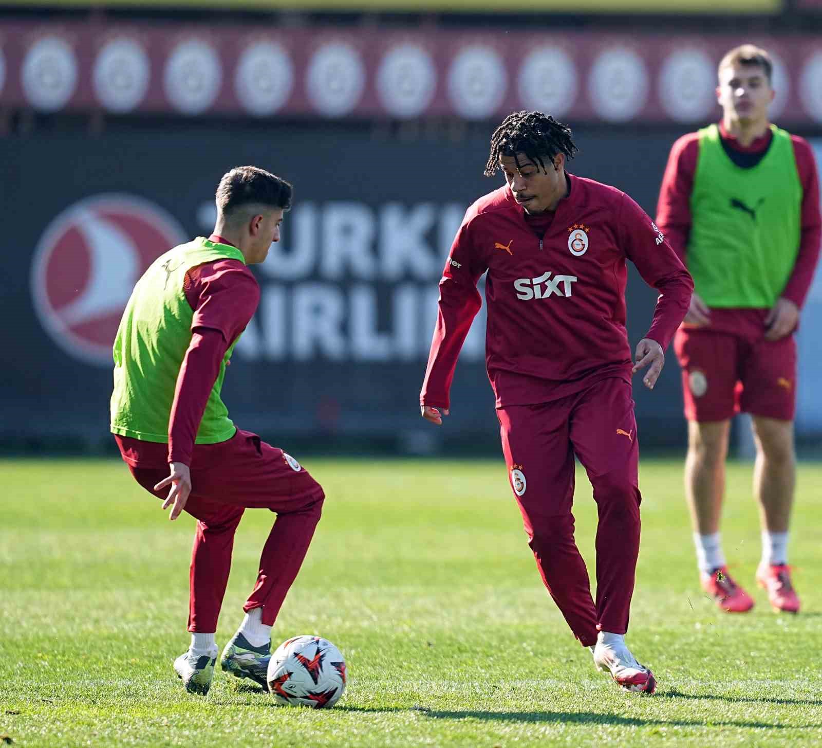 Galatasaray, Ajax maçı hazırlıklarına başladı
