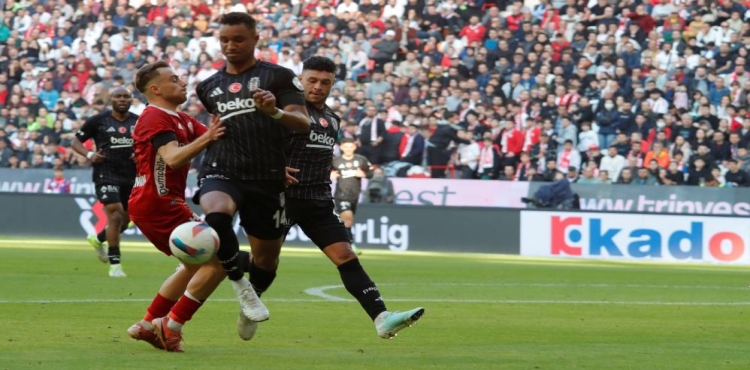 Trendyol Süper Lig: Antalyaspor: 0 - Beşiktaş: 0 (İlk yarı)