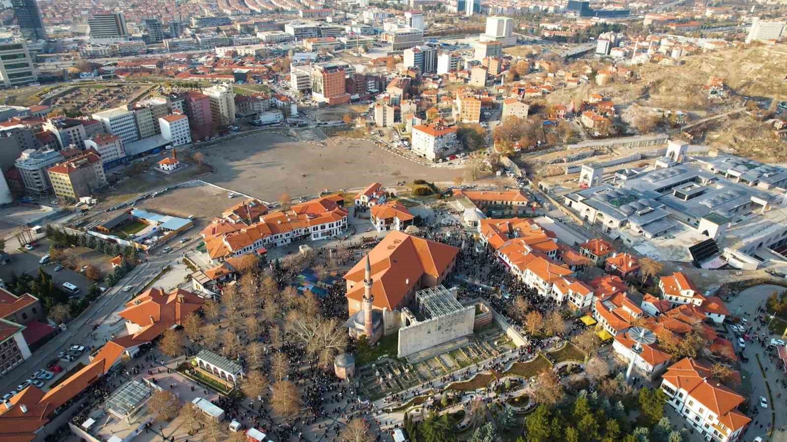 Hacı Bayram-ı Veli Camii’nde kandil yoğunluğu havadan görüntülendi
?v=1