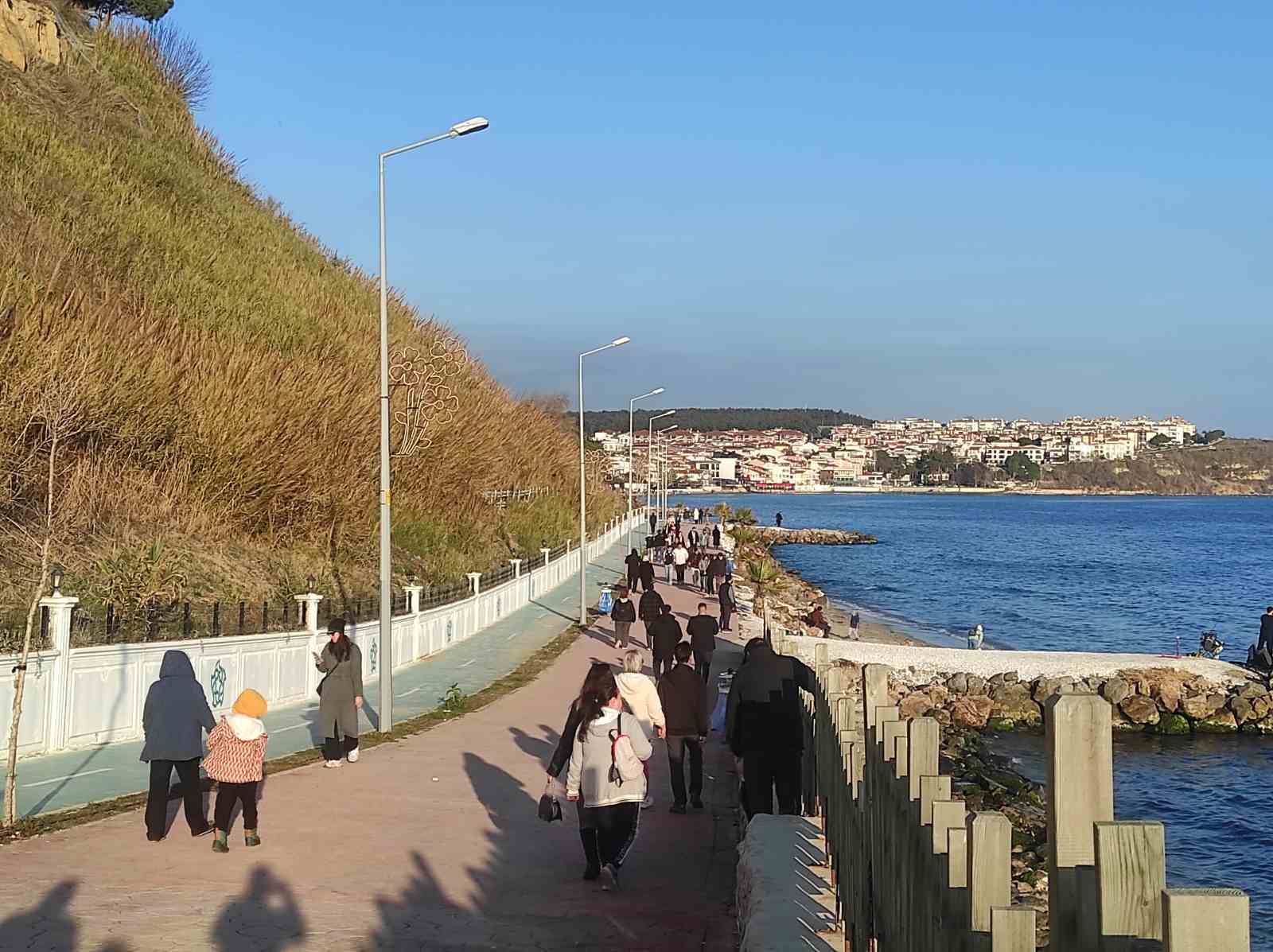 Tekirdağ’da güneşli havada vatandaşlar sahile akın etti
?v=1