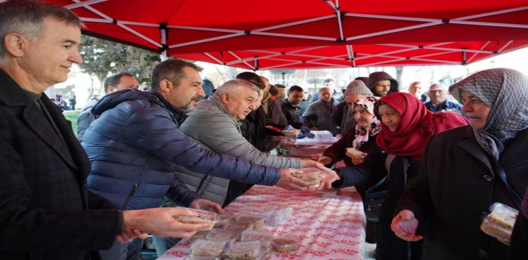 Bilecik Belediyesi kandilde vatandaşlara helva ikram etti?v=1