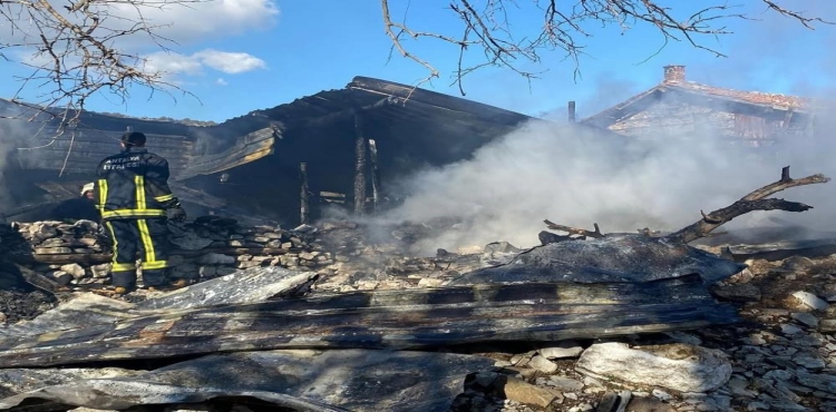 Antalya’da ahşap ahırda korkutan yangın