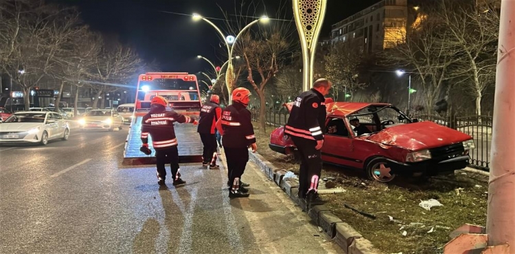 Yozgat’ta kontrolden çıkan otomobil üst geçide çarptı: 4 yaralı?v=1