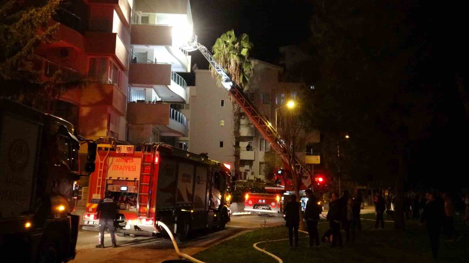 Antalya’da ev yangını apartman sakinlerini sokağa döktü
