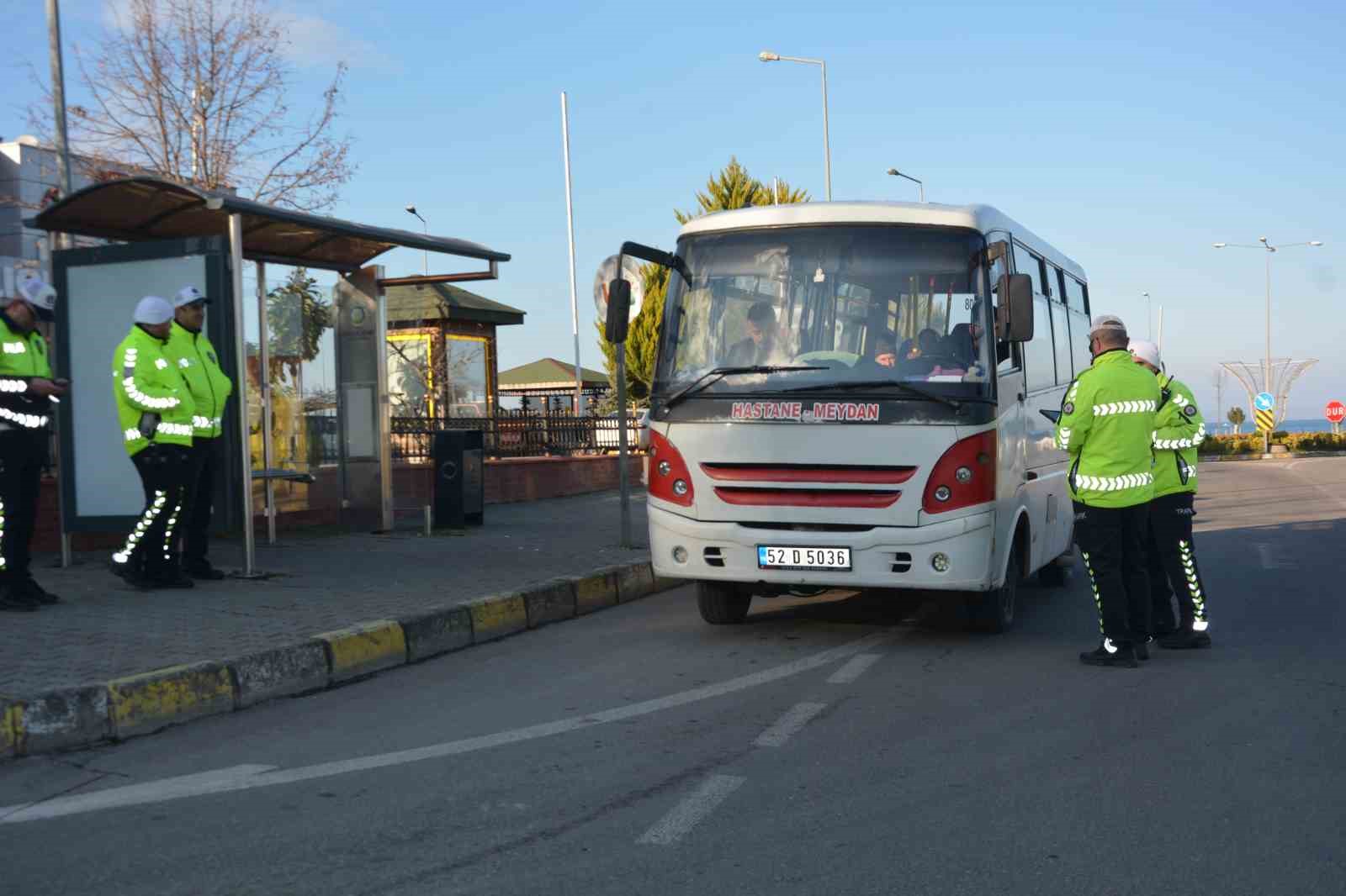 Ordu’da ayakta yolcu taşıyan dolmuş sürücüleri denetlendi
