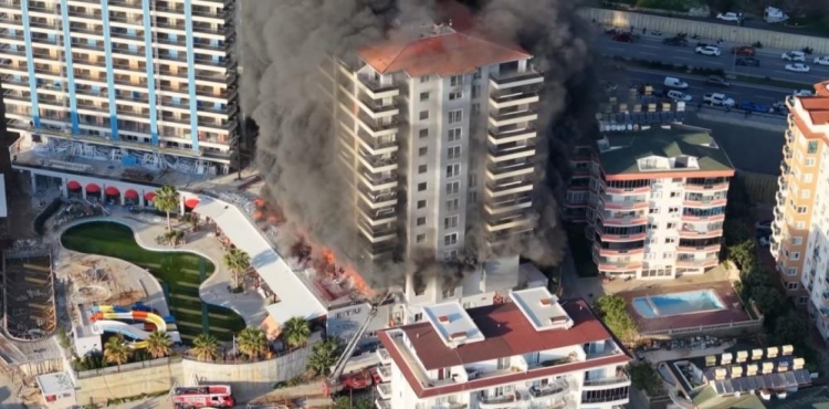 Antalya’da otel inşaatında yangını söndürme çalışmaları sürüyor?v=1