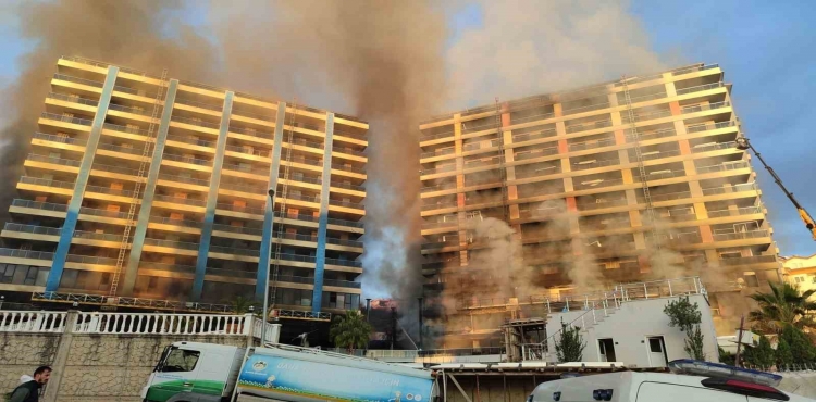 Alanya’daki otel inşaatı yangın kontrol altına alındı