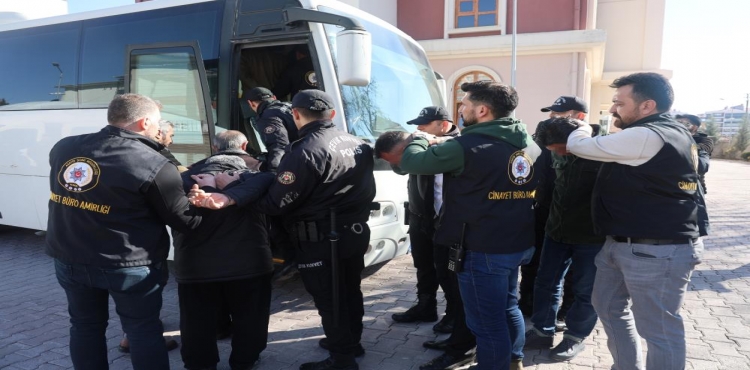 Konya'da çöken bina soruşturmasında 6 kişi adliyeye sevk edildi