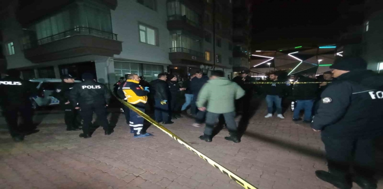 Kavga ihbarına giden polis, 4 kişilik aileyi evlerinde ölü buldu