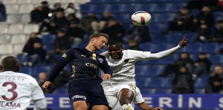 Trendyol Süper Lig: Kasımpaşa: 2 - Atakaş Hatayspor: 3 (İlk yarı)