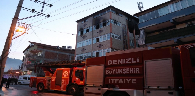 Denizli’de sobadan çıkan yangında çocuğunu 4. kattan bırakarak kurtaran anne hayatını kaybetti