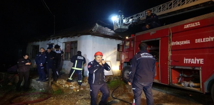 Antalya’da korkutan gecekondu yangını: Aileyi yangından komşuları kurtardı