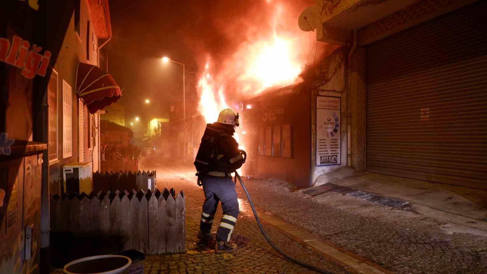 5 iş yerinin küle döndüğü yangında, çakmakçı dükkanı bomba gibi patladı
