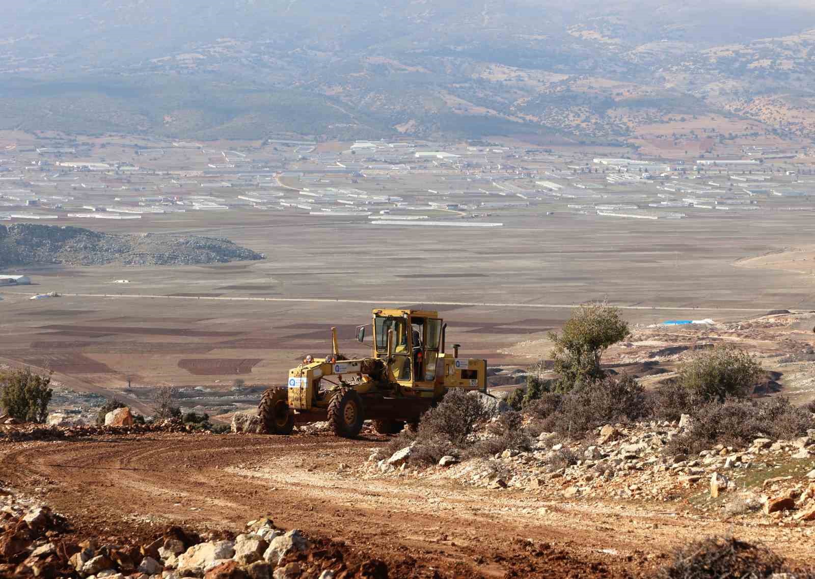 Müren yayla yolunda dev kayalar parçalanarak yol genişletiliyor
?v=1