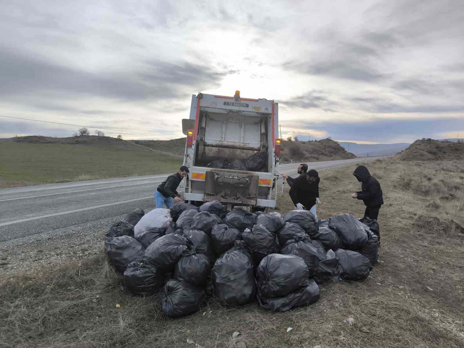 Kozluk’ta bir haftada ana yol kenarından 20 ton çöp temizlendi
