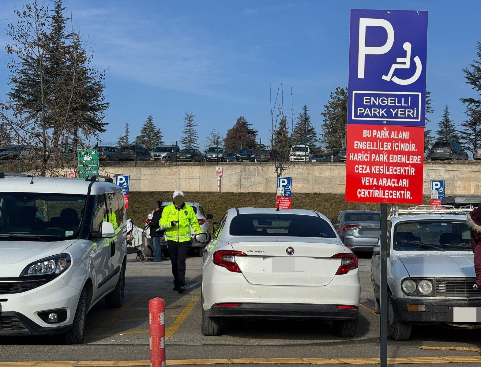 Engelliler için park yerlerine ve rampalara park eden 24 sürücüye ceza yazıldı
