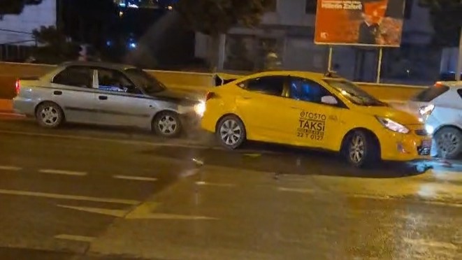 Trafik ışıklarında 4 aracın karıştığı zincirleme kaza kamerada: 2 yaralı
?v=1