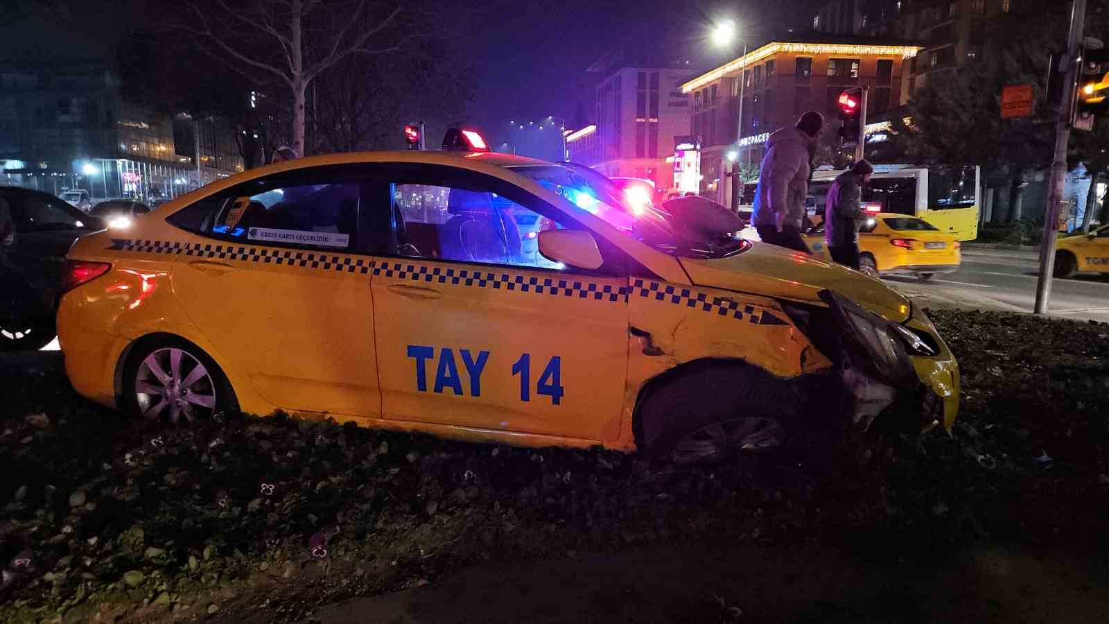 Beyoğlu’nda aniden manevra yaparak dönen araç, taksiyi yoldan çıkardı: 1 yaralı
?v=1