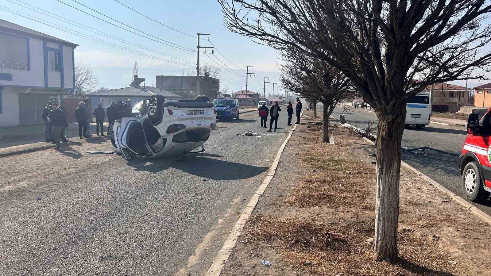 Iğdır’da direksiyon hakimiyetini kaybeden kadın sürücü kaza yaptı
