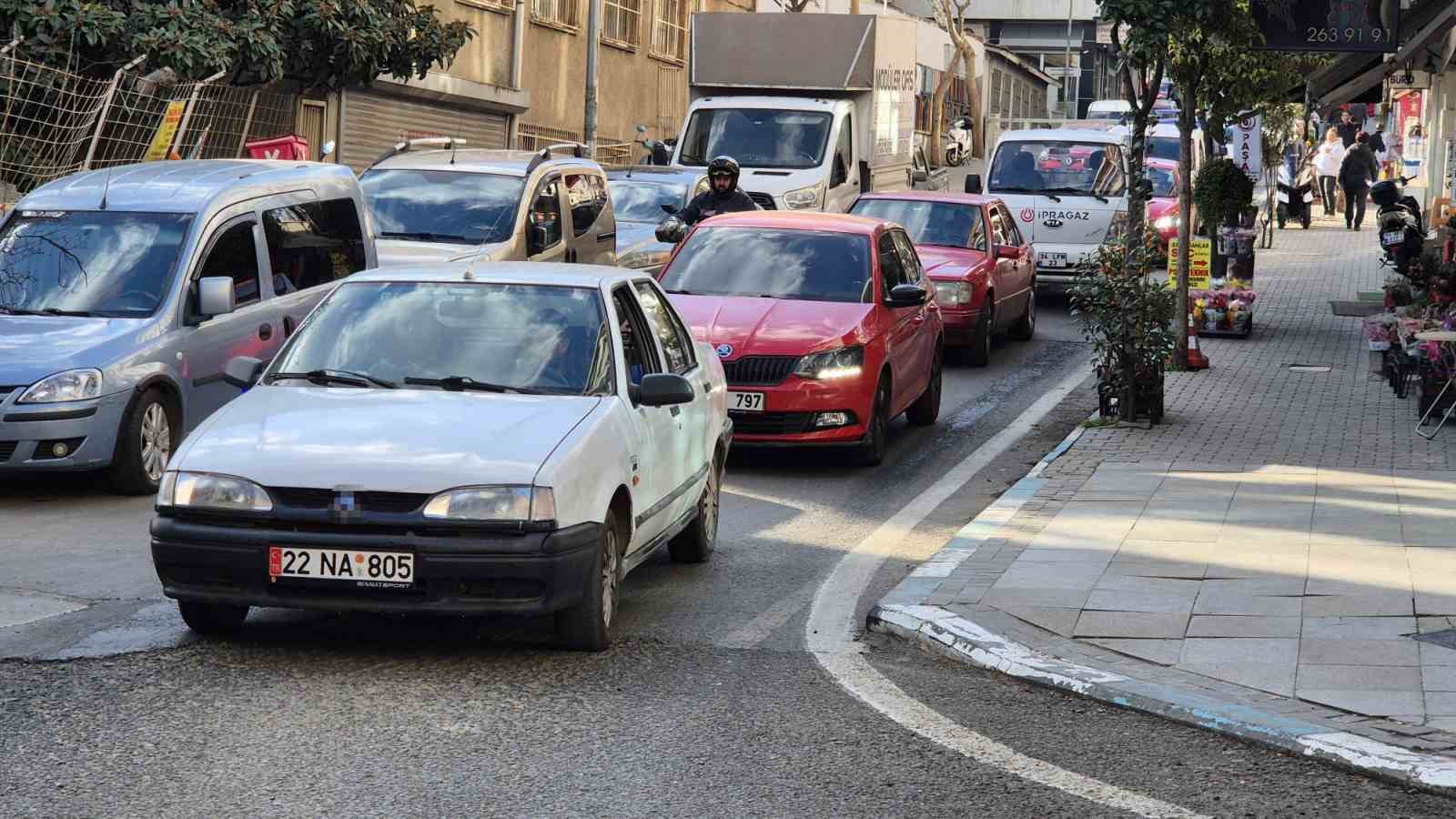 Tekirdağ’da dar sokaklarda trafik çilesi
?v=1