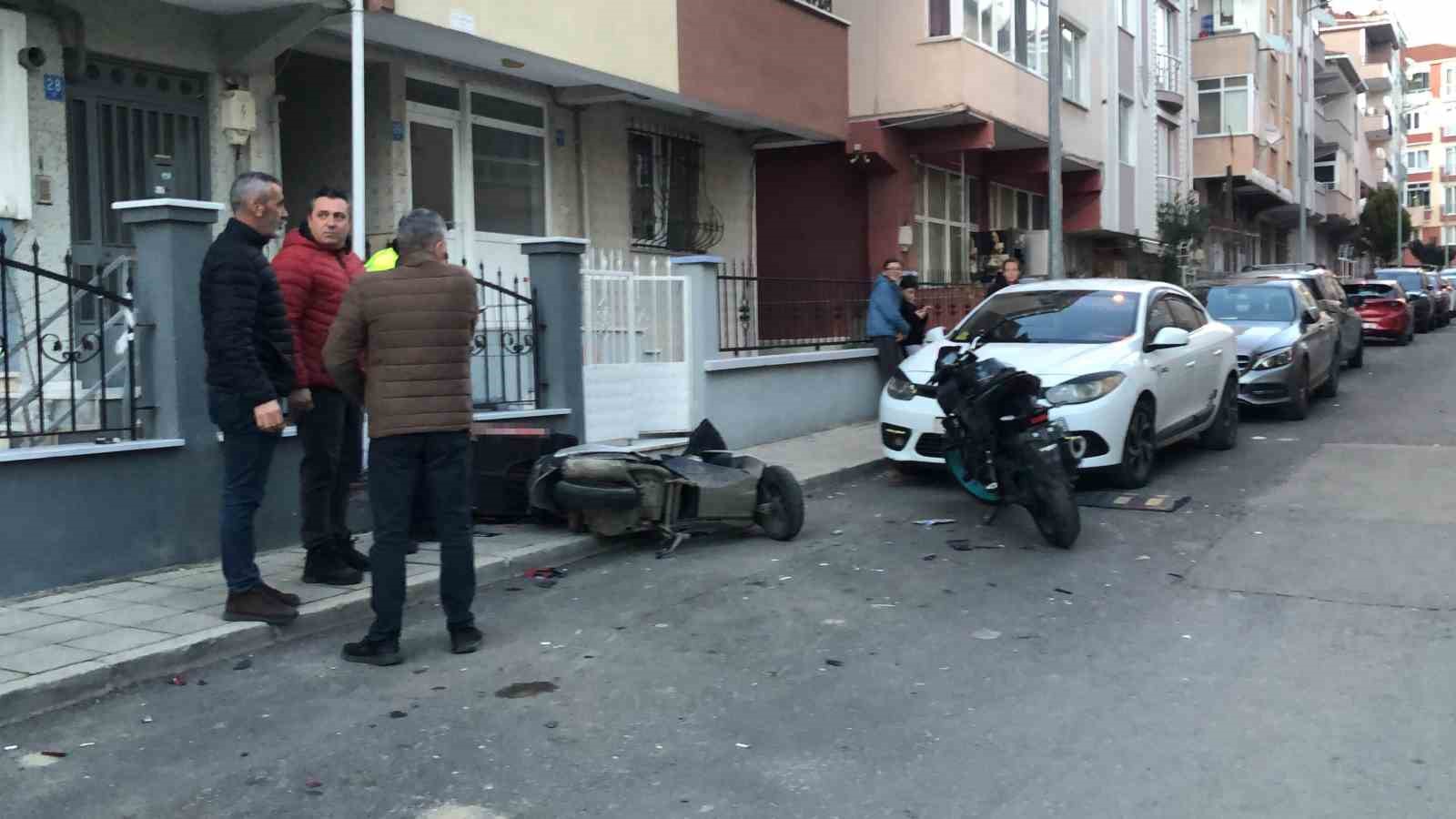 Otomobille motosikletin çarpıştığı kaza araç kamerasına yansıdı
