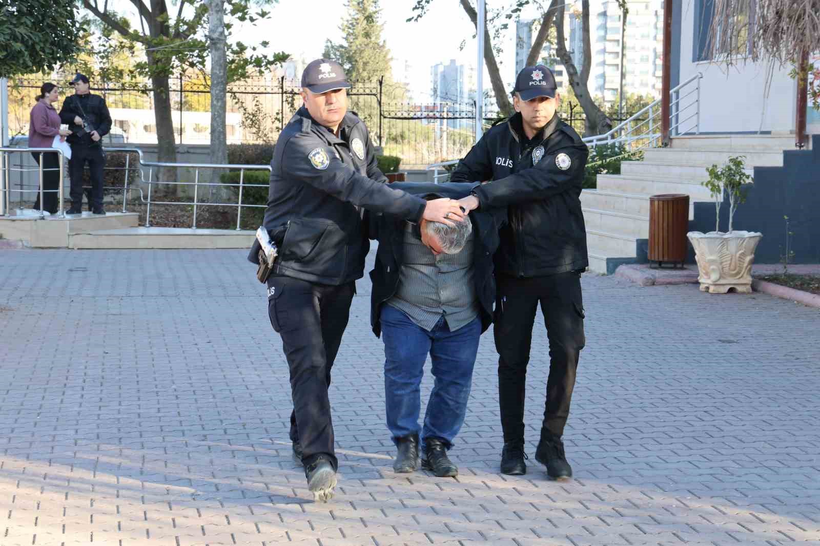 Kuyumcu soymak istedi, panik butonuyla polise yakalandı
