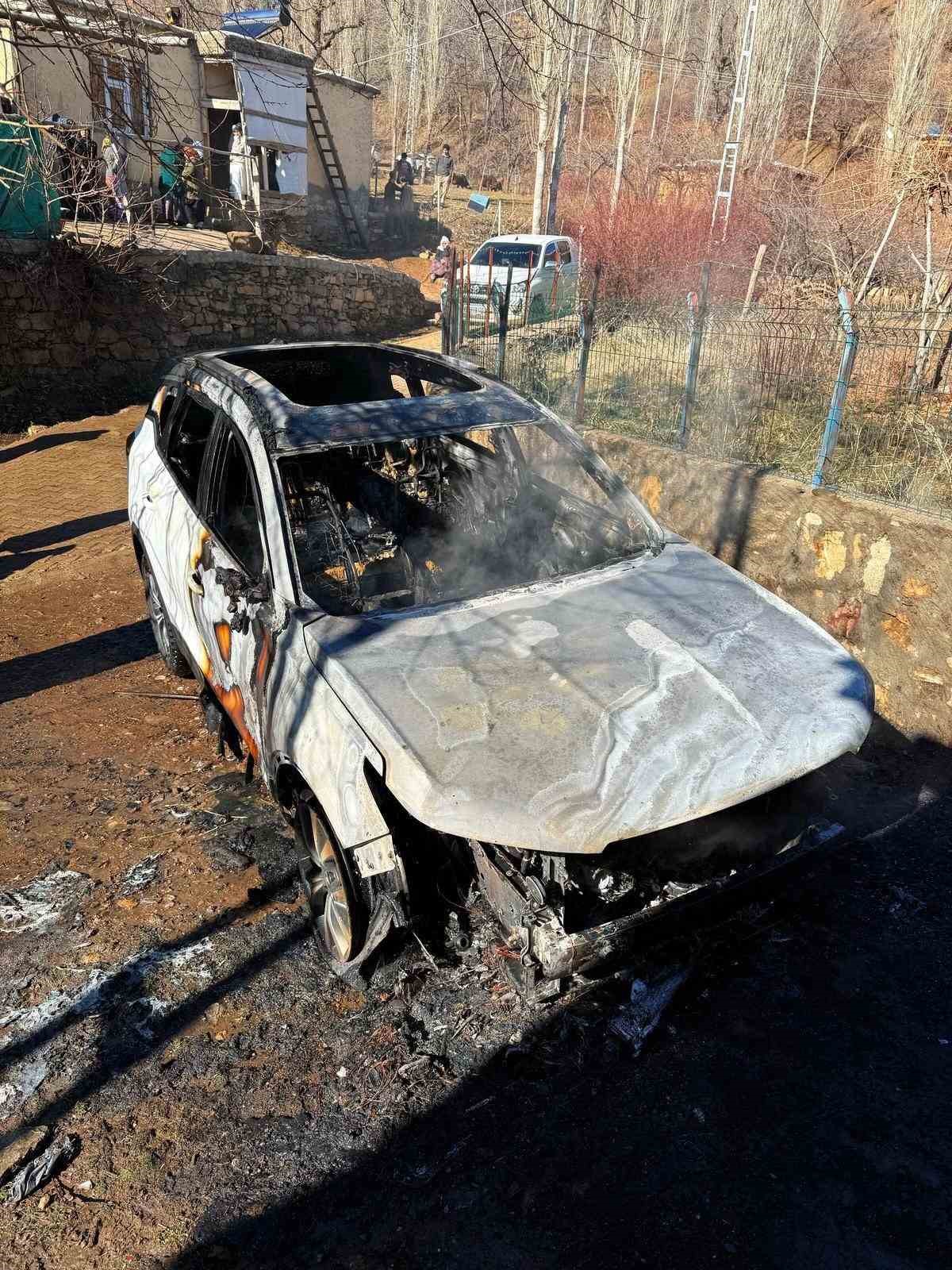 Hizan’da park halindeki araç alev alev yandı
