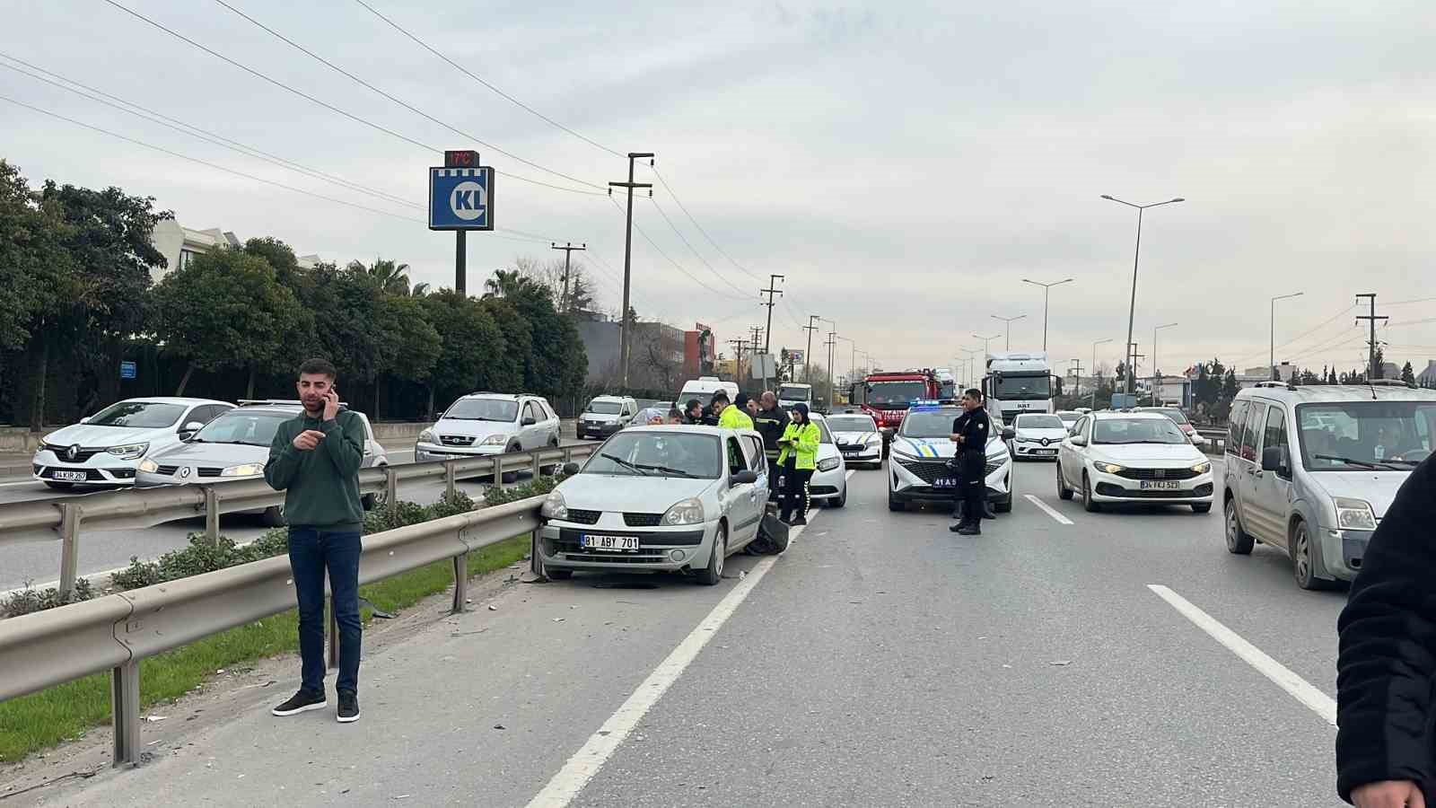 Arıza yaptığını düşünerek durdurduğu araç kazaya sebep oldu: 3 yaralı
