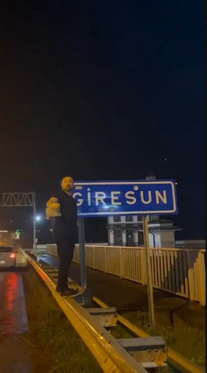 Giresun’a gelişinde ilk yaptığı şey kirlenen şehir tabelasını temizlemek oldu
?v=1