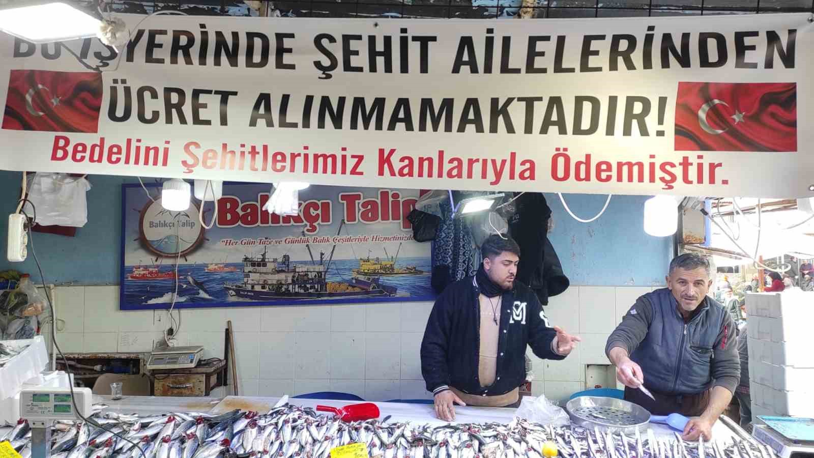 Balıkçıdan örnek davranış: Şehit ailelerine ücretsiz balık
?v=1