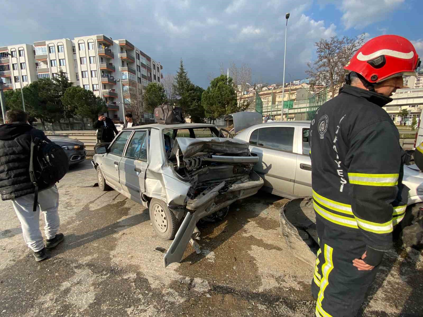 5 aracın karıştığı zincirleme kazada 2 kişi yaralandı
