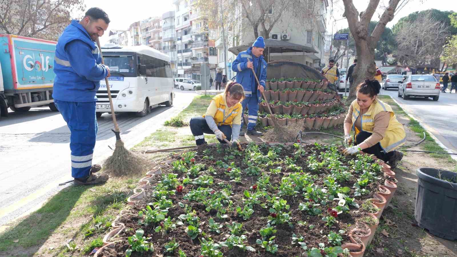 Büyükşehir’in çiçekleri Söke’yi renklendirdi
?v=1