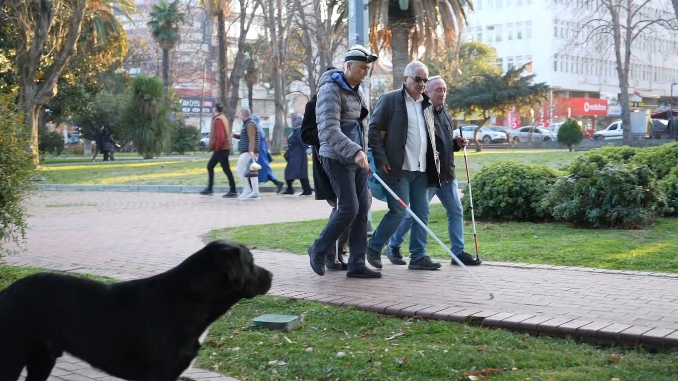 Görme engellilerin kabusu: Scooterlar, sokak köpekleri, kaldırım işgalleri
