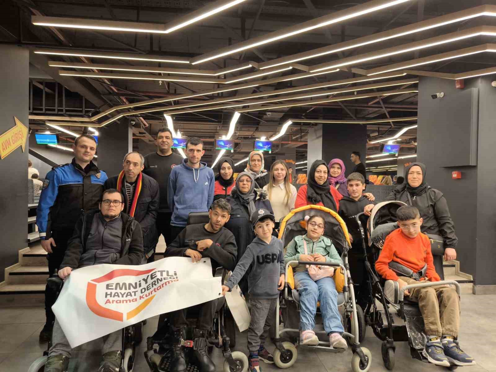 İstanbul’da engelliler bowling ile sosyalleşti
