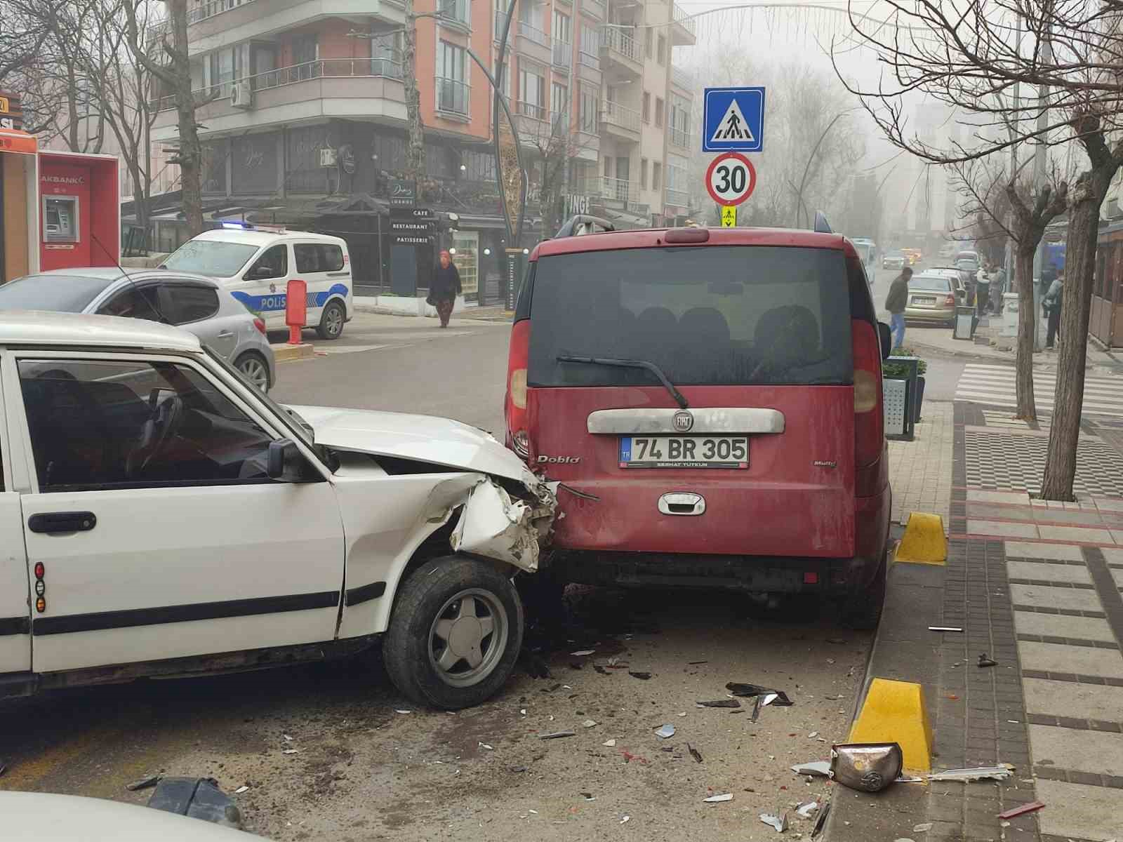 Otomobilin park halindeki araçlara çarptığı kaza anı güvenlik kameralarına yansıdı
