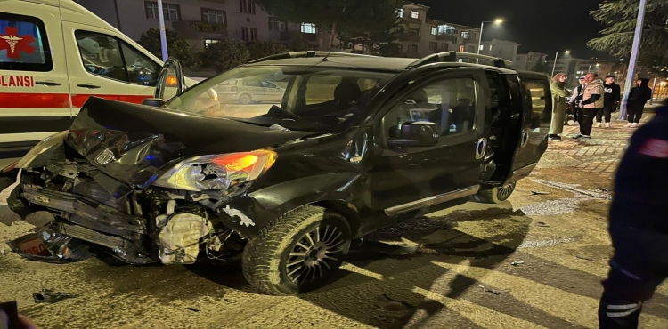 Bursa’da hafif ticari araç otomobille çarpıştı: 4 yaralı