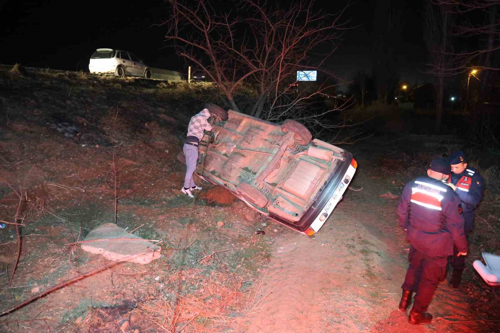 Şarampole devrilen otomobil ağaca çarparak durabildi: 3 yaralı
