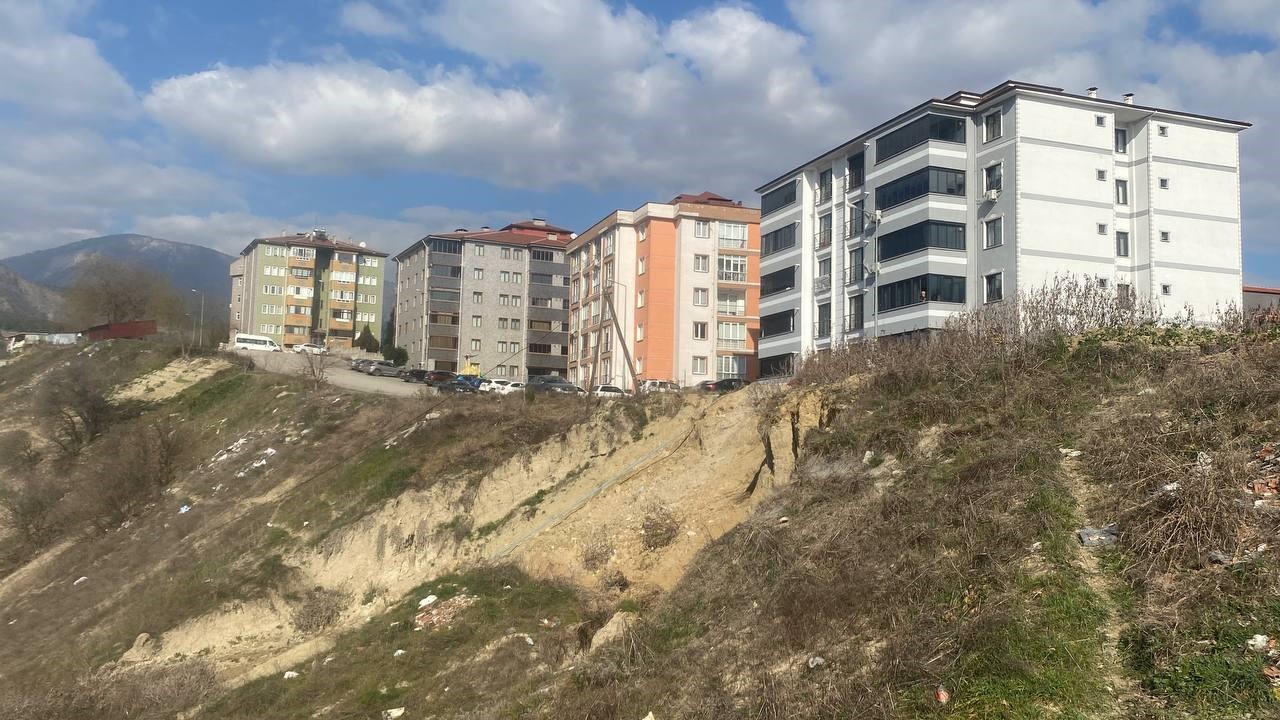 Heyelan nedeniyle apartman sakinleri tedirginlik yaşıyor
?v=1