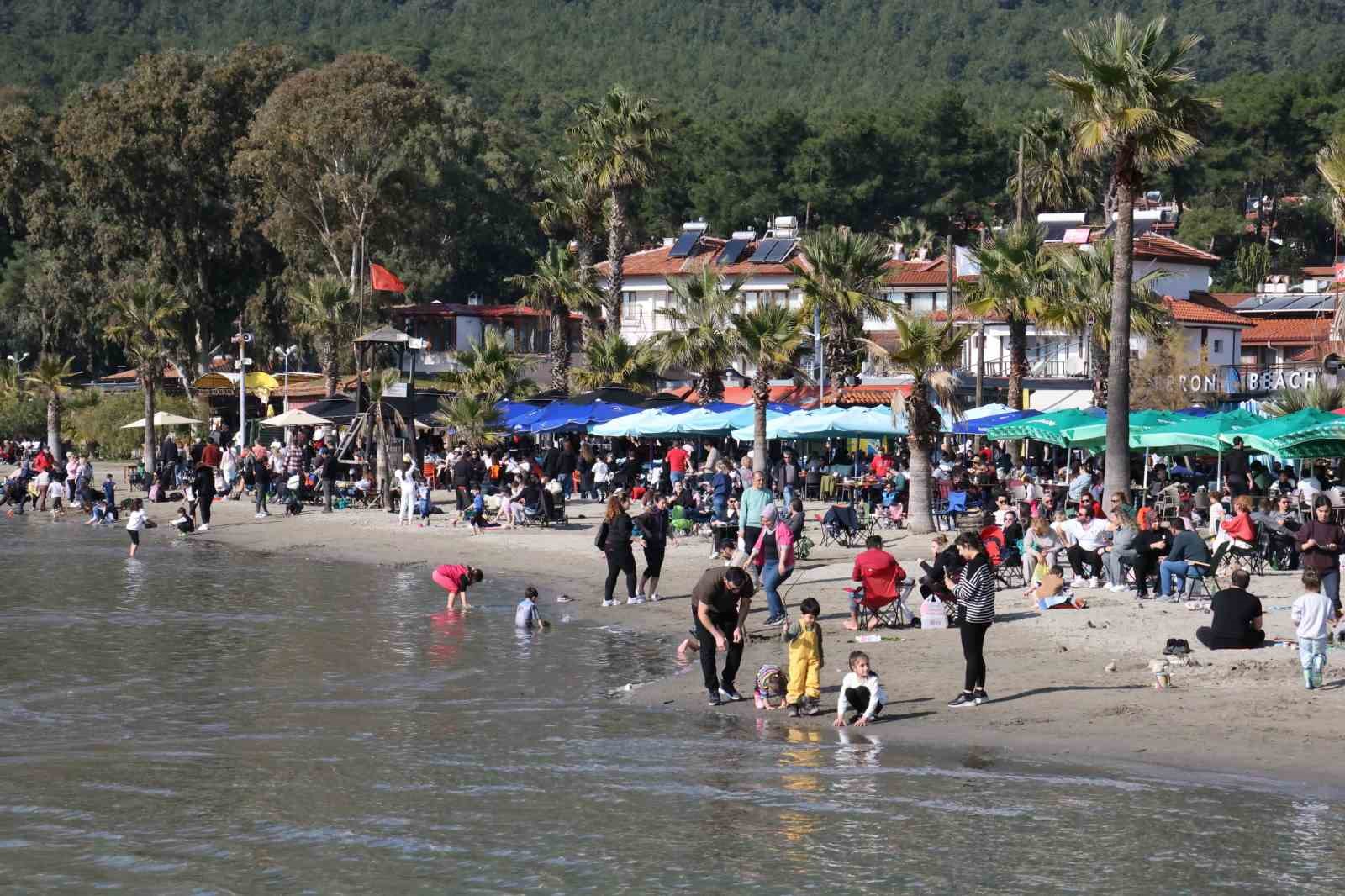 Akyaka’da yazdan kalma gün yaşandı, sahiller doldu taştı
?v=1