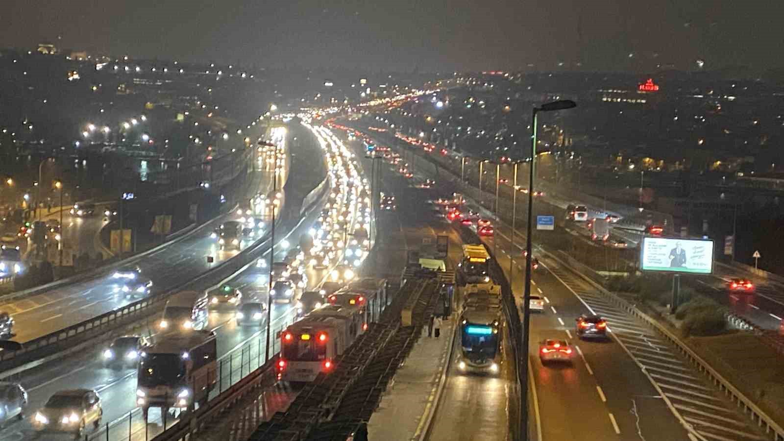 İstanbul’da ara tatilin ardından okulların açılmasıyla sabah trafik yoğunluğu oluştu
?v=1