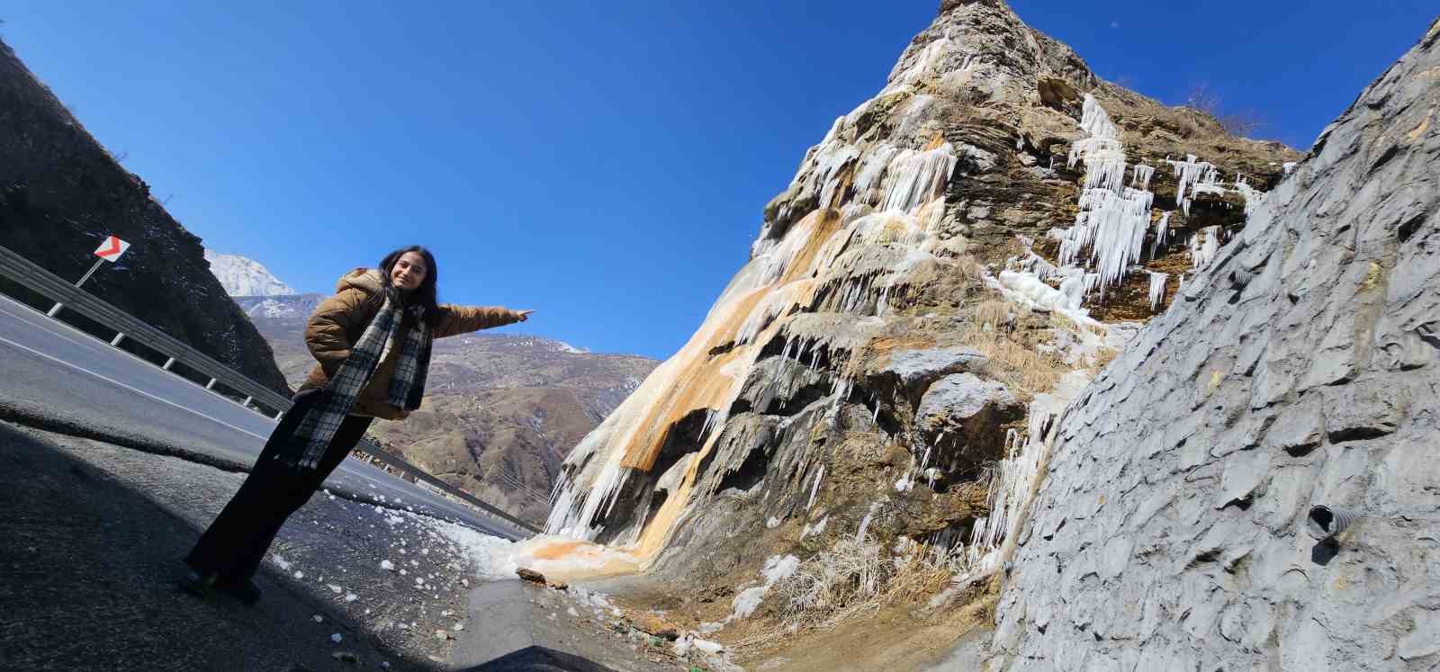 Bitlis’in simgelerinden ’Deliklitaş’ buzla kaplandı
?v=1